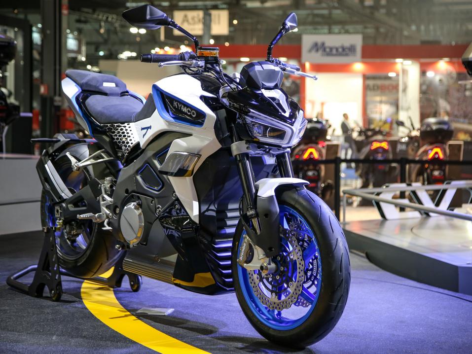 Kymco Revonex -konsepti EICMA:ssa 2019. Pyörässä on kuusivaihteinen vaihteisto.