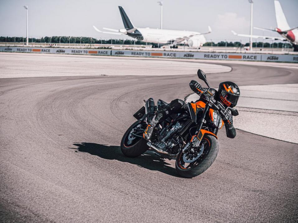 KTM:n uusi 890 Duke vuosimallia 2021.