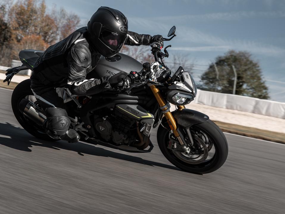 <p>Triumph Speed Triple 1200 RS vuosimallia 2021.</p>