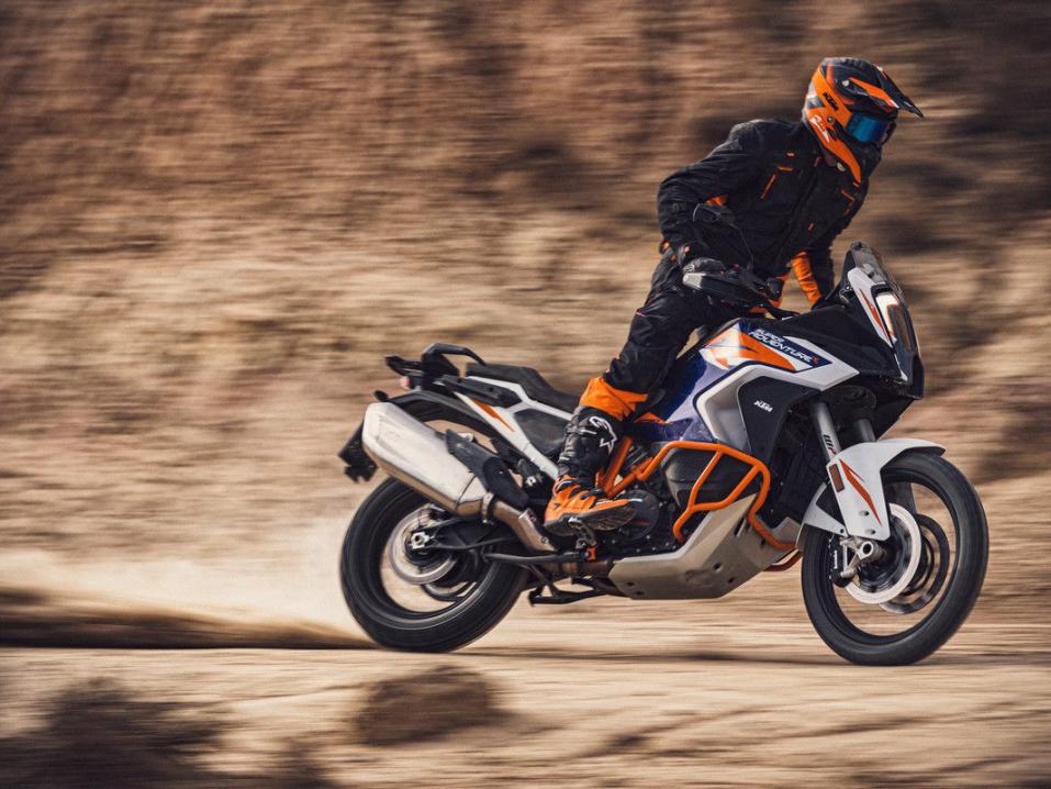 Uusi 2021 KTM 1290 Super Adventure R - myös pyörän väritys on uusittu.