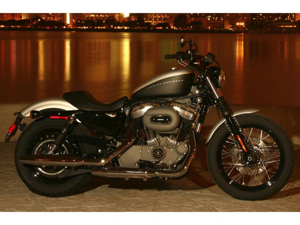 Harley-Davidson XL1200N Nightstervuosimallia 2008. Kuva Alek Kirstein, Wikimedia Commons.