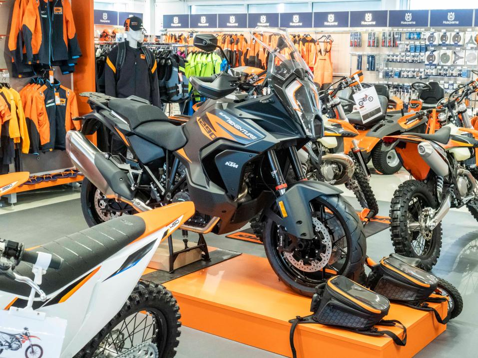 Osa Loukkomotorsin KTM-valikoimaa. Keskellä 1290 Superadventure S. Huomaa tutkakohouma pyörän 'nokassa'.