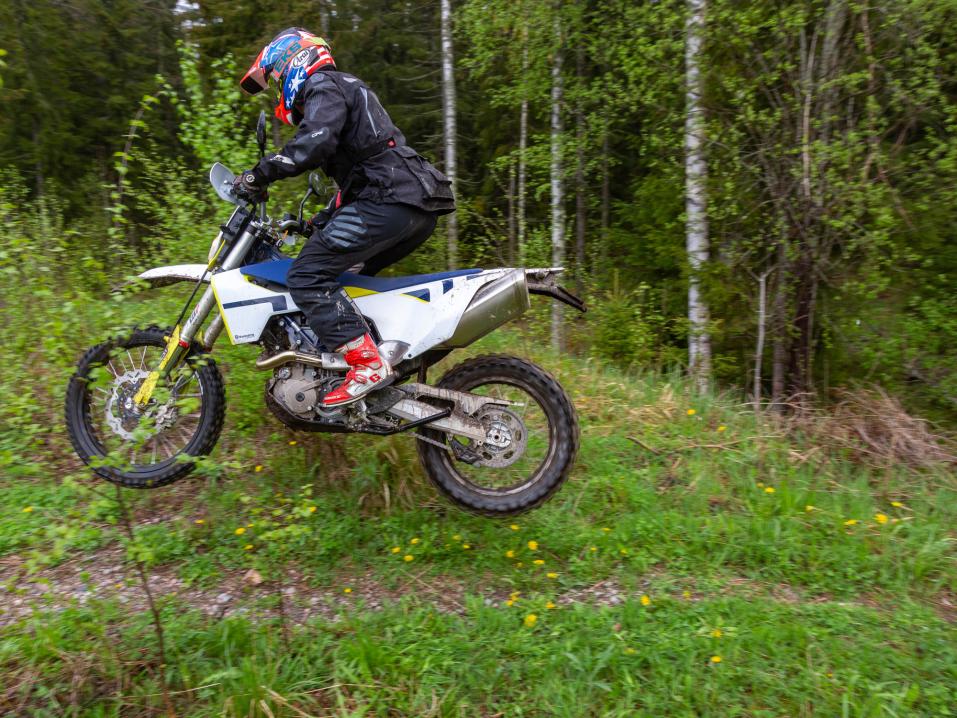 Otto Tengman ja Husqvarna 701 Enduro vuosimallia 2021.