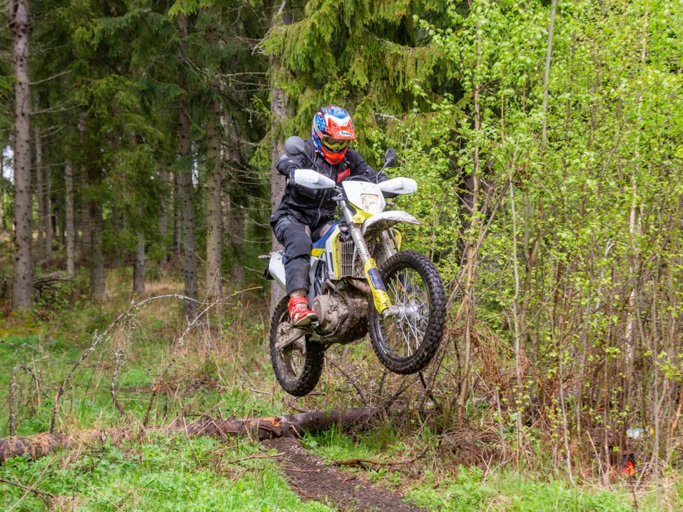 Kunnollisilla iskunvaimentimilla kelpaa ajaa. Otto Tengman ja Husqvarna 701 Enduro vuosimallia 2021. Kuva Antti Tuomela.