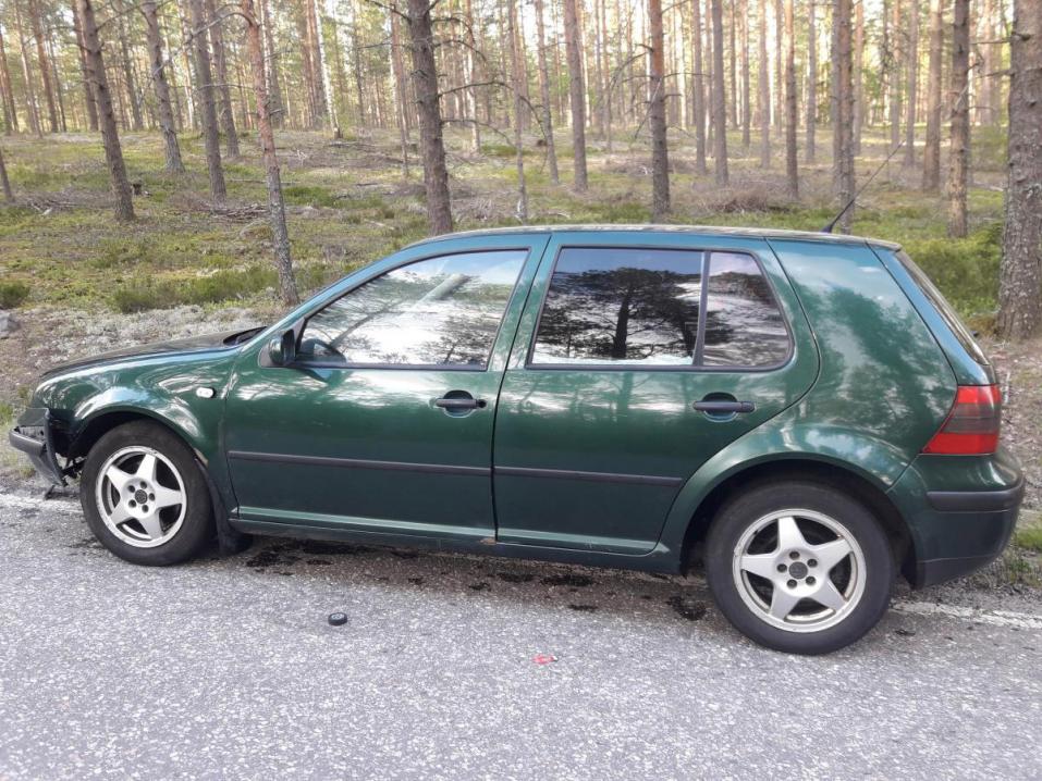 Vihreä Volkswagen golf -merkkinen henkilöauto. Kuva: Poliisi.