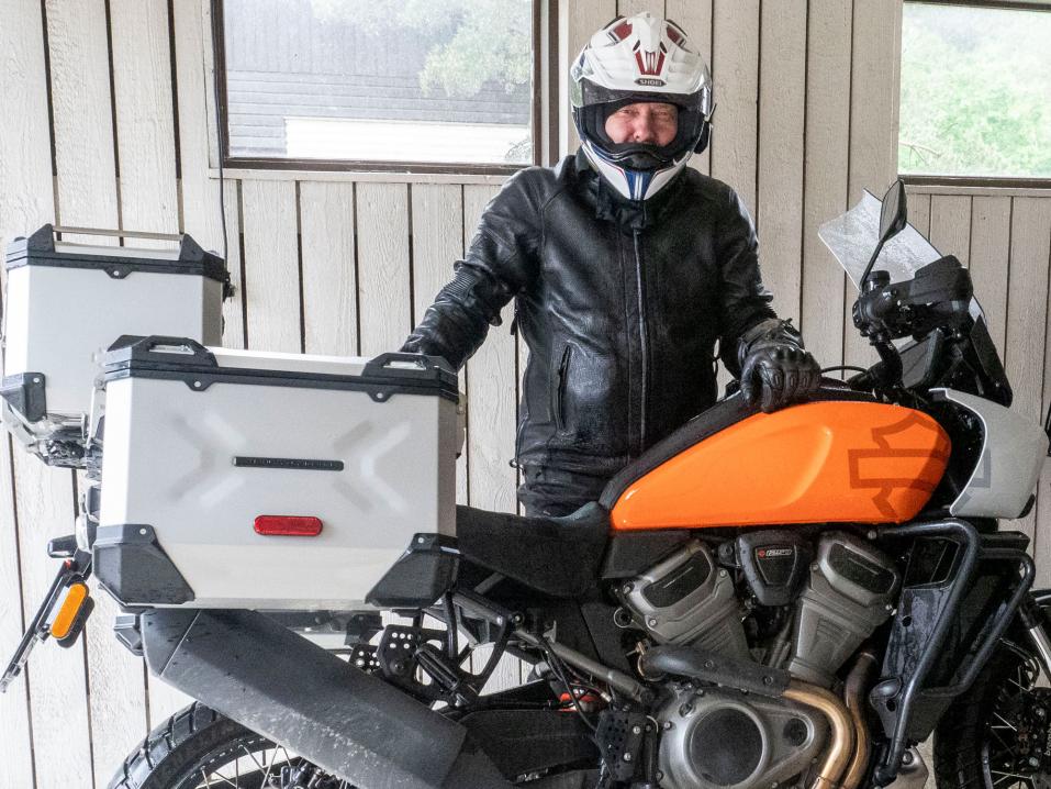 Testikuski ja Harley-Davidson Pan America 2021 – sateisen ajomatkan jälkeen.