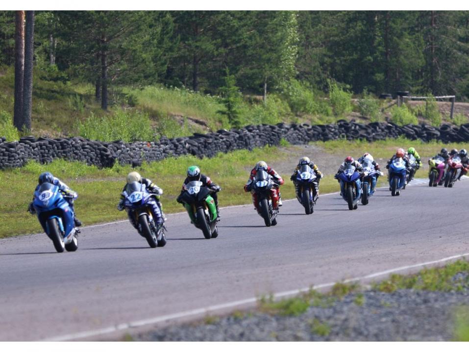 <p>Molemmat Superstock 600 -luokan kilpailulähdöt olivat erittäin tasaisia. Tässä johtava Niko Tanskanen (93) oli maalissa lopulta kolmas. Kuva: Harjukuvat.</p>