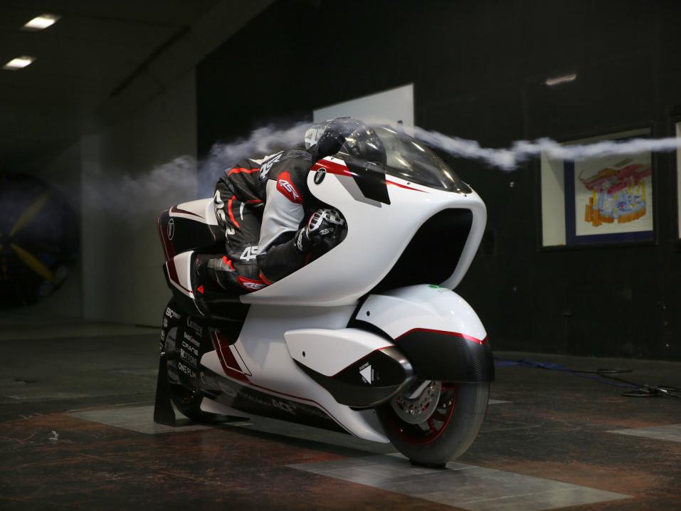 WMC, White Motorcycle Concepts ja maailman nopein sähkömoottoripyörä. Kuvassa mukana kuski. Huomaa ontelo, joka lähtee etukatteesta ja kulkee läpi pyörän.