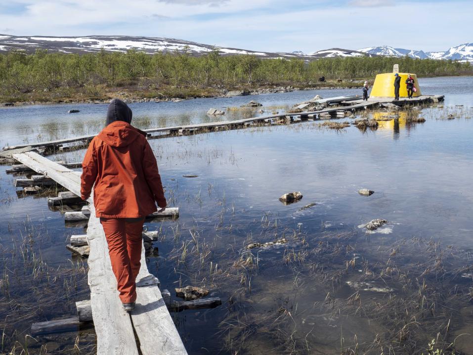 Kolmen valtakunnan rajapyykki sijaitsee Koltajärvessä, ja sinne pääsee pitkospuita. Taustalla Norjan puolen tuntureita.