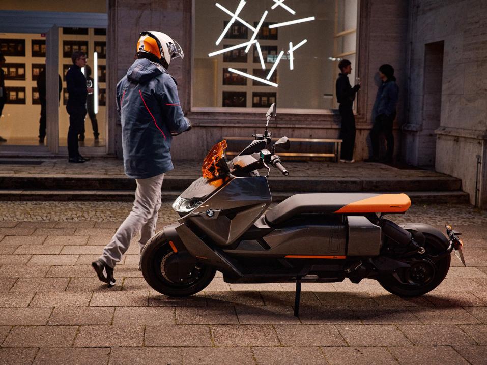 BMW CE 04. Tuore, futuristinen sähköskootteri urbaaniin ympäristöön. Pyörä on matala, pitkänomainen ja taatusti omannäköisensä.