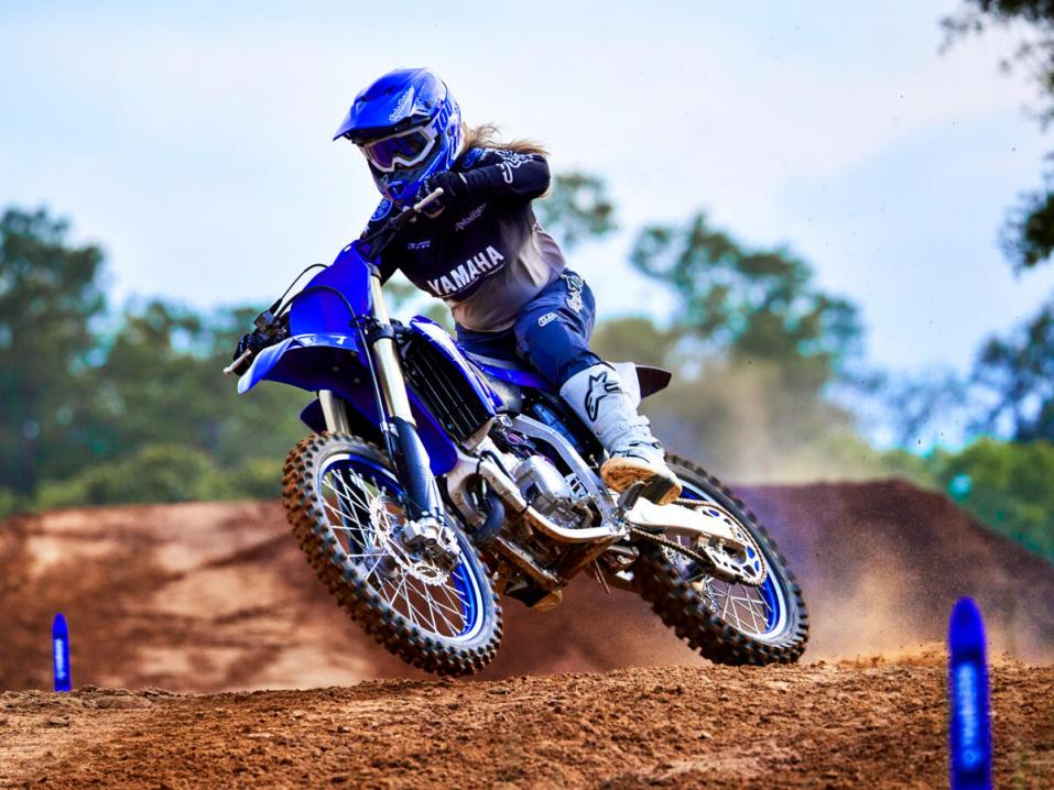 Vuosimallin 2022 Yamaha YZ125LC.