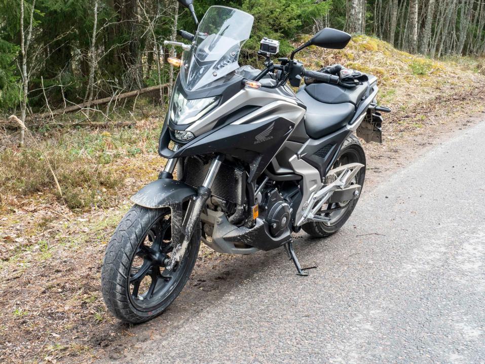 Honda NC 750 DCT on tasapainoinen ja erinomaisen kätevä jokapaikan pyörä, jolla taittuu matkanteko huonommillakin pinnoilla.