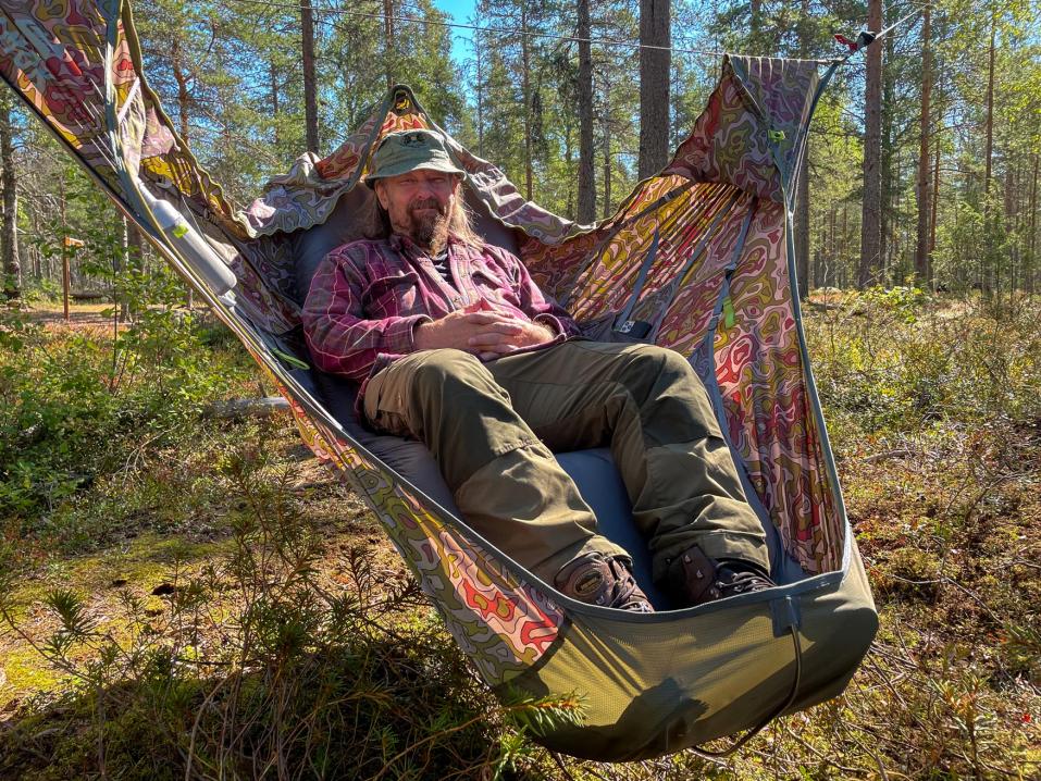 Testihenkilö nautiskelemassa kauniista kesäaamusta Amok Draumrissa. Majoitteen saa vieläkin selkeämmin istuma-asentoon niin halutessaan.