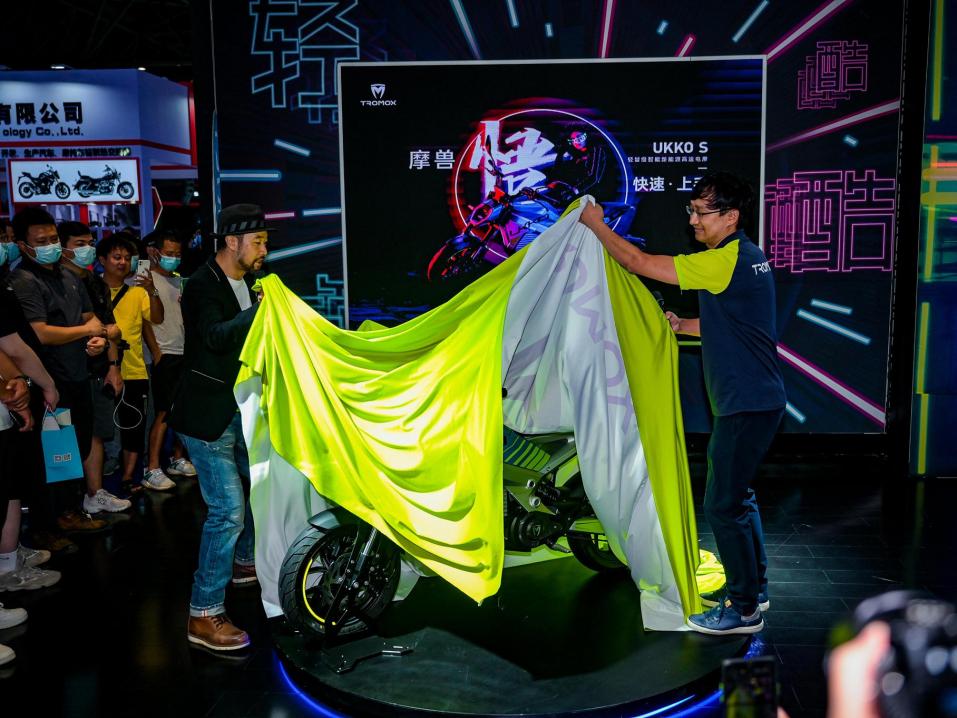 Tromox Ukko, kiinalainen sähkömoottoripyörä odottamassa julkistustaan.