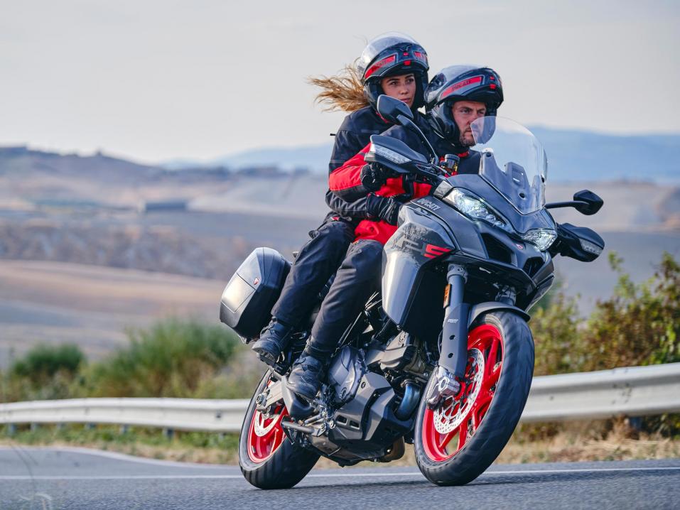 Ducati Multistrada V2S vuosimallia 2022.