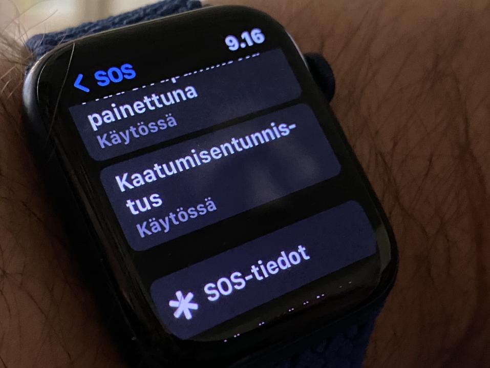 Apple Watchissa saa 4-versiosta lähtien kaatumisentunnistuksen käyttöön Asetuksista SOS-tietojen alta. Kuvassa Apple Watch 6.