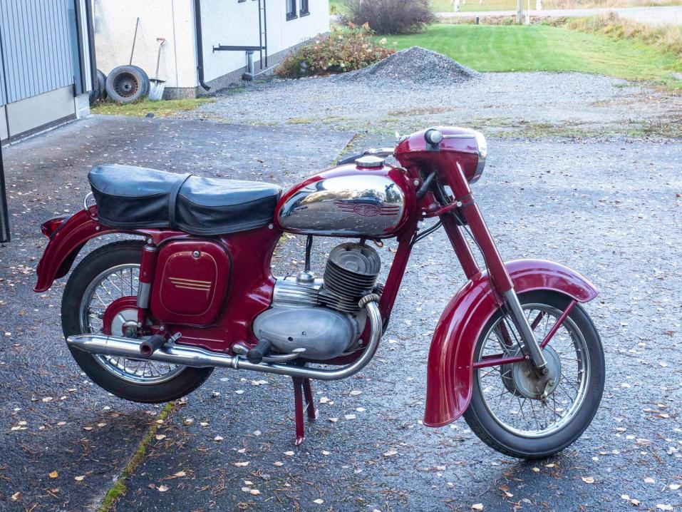 Juha Valkkion Jawa CZ 175 vuosimallia 1960.