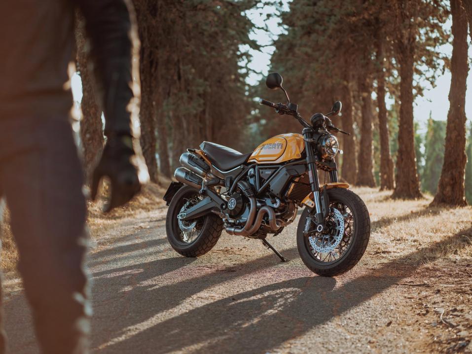 Vuosimallin 2022 Ducati Scrambler 1100 Tribute Pro.