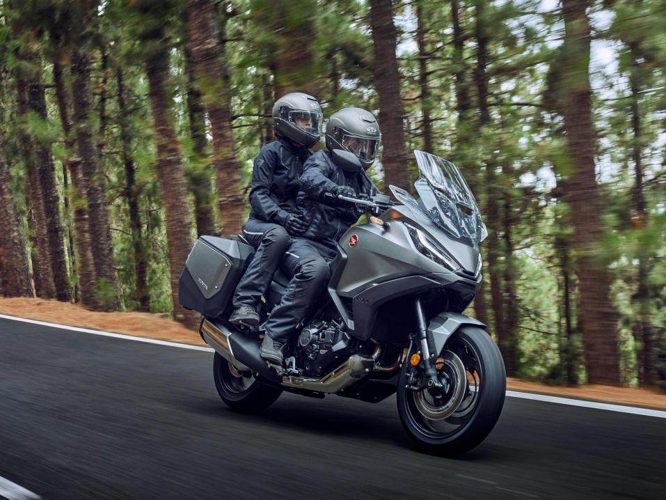 Uusi, vuosimallin 2022 Honda NT1100 sport-touring-pyörä.