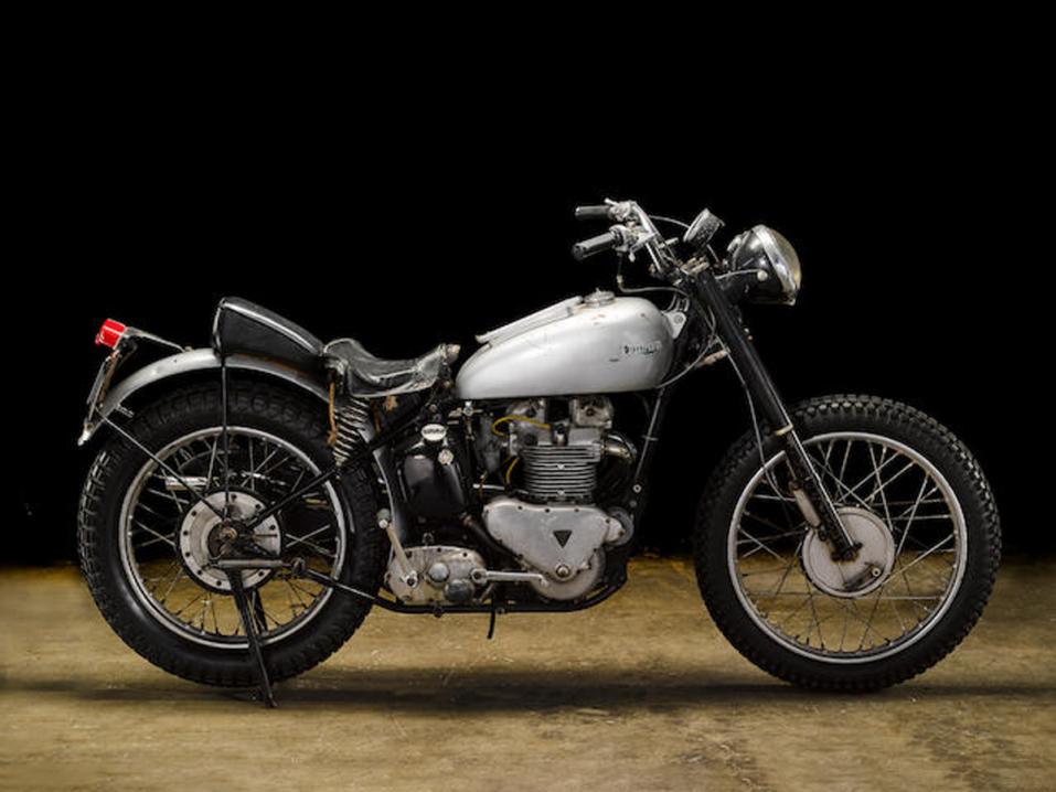 Fonzien Onnenpäivät-tv-sarjassa käyttämä 1949 Triumph Trophy 500 Custom rikkoi ennätyksiä Bonhamsin huutokaupassa ja ostajaksi paljastui Richard Rawlings.