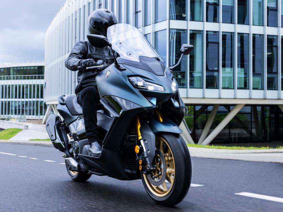 Yamaha TMAX vuosimallia 2022.