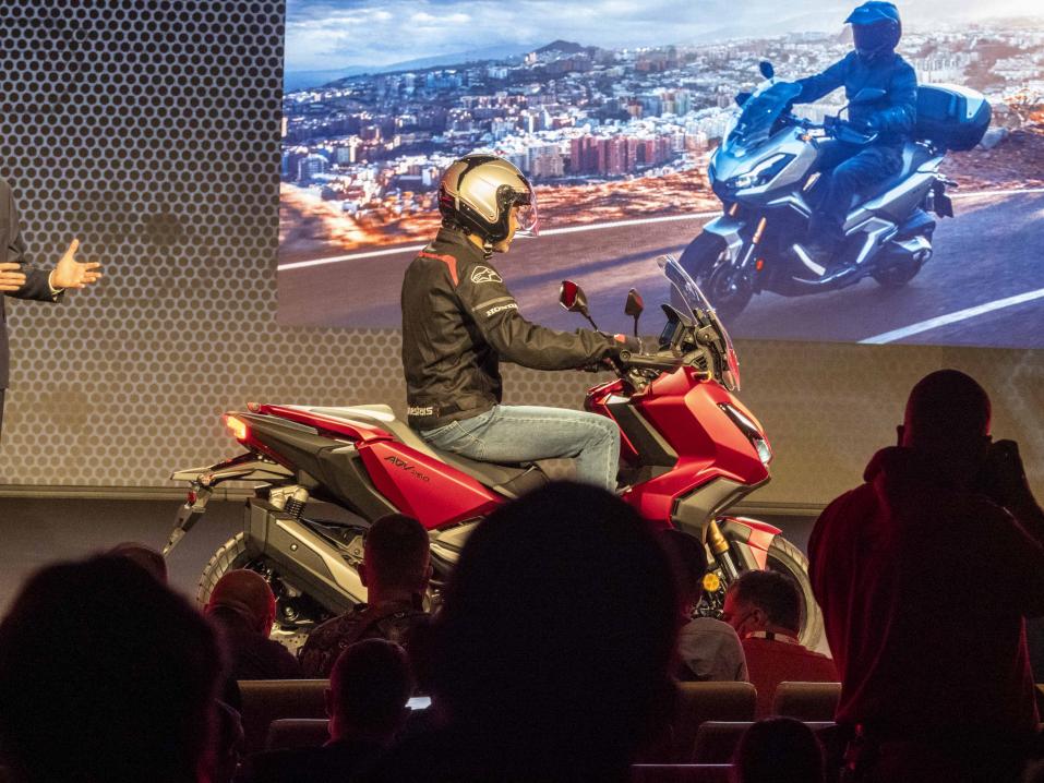 Honda ADV 350 -seikkailuskootteri esiteltiin heti aamutuimaan EICMA-messujen avaispäivänä Milanossa.