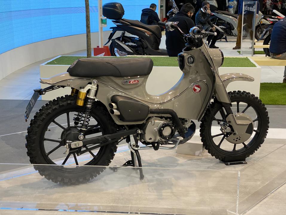 Honda Super Cub 'X'. Klassikon kustomoitu malli sain ensi-iltansa EICMA 2021 -messuilla.