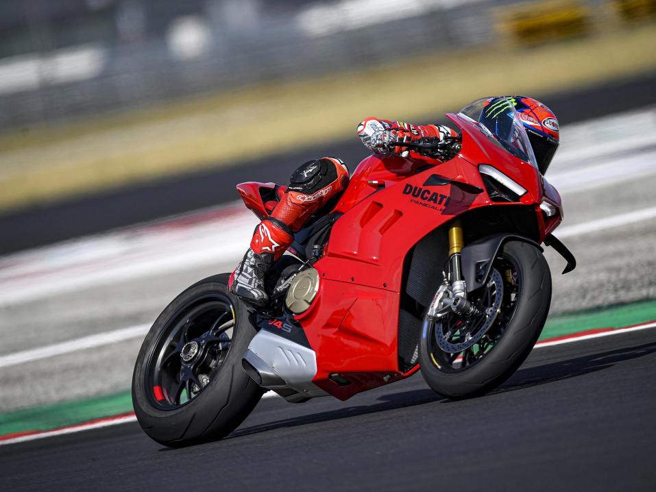 Mallivuoden 2022 Ducati Panigale V4 S. Stongassa kukapa muukaan kuin 'Pecco' Bagnaia.