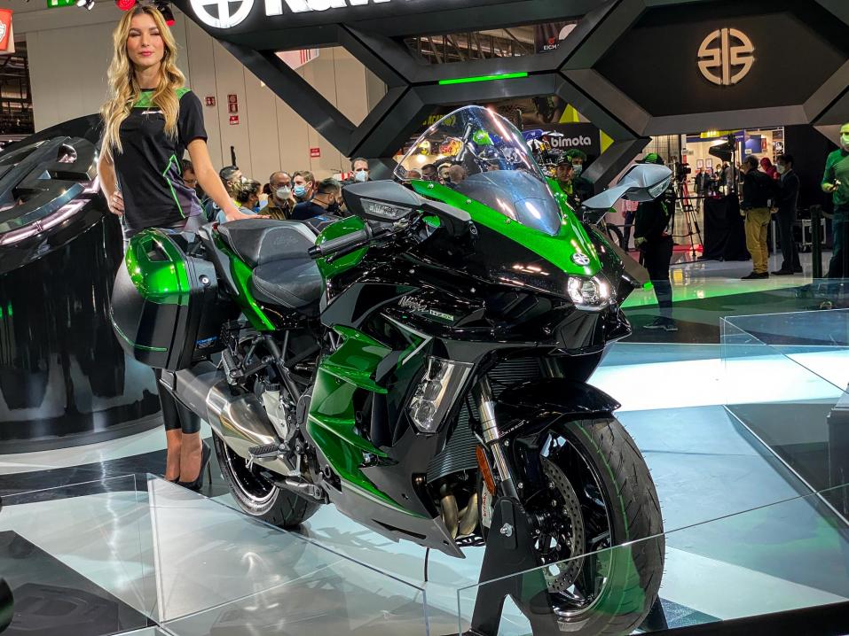 Vuosimallin 2022 Kawasaki Ninja H2 SX SE EICMA:n jukistustilaisuudessa viikko sitten tiistaina.