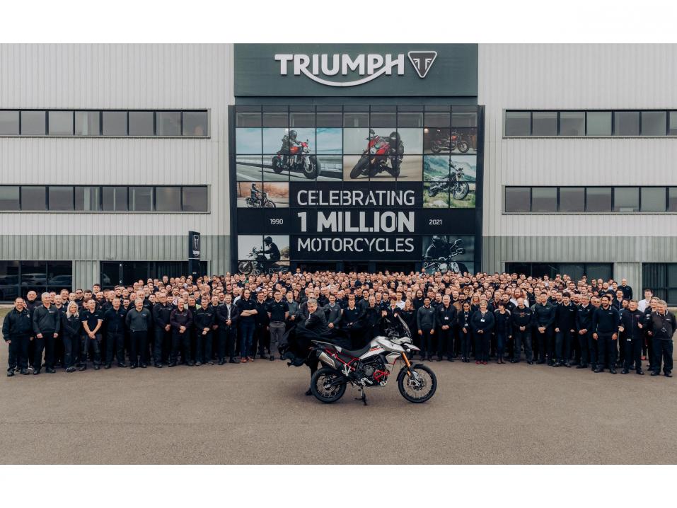 Miljoonas Hinckleyn tehtaalla valmistettu Triumph ja Britannian triumphilaiset.