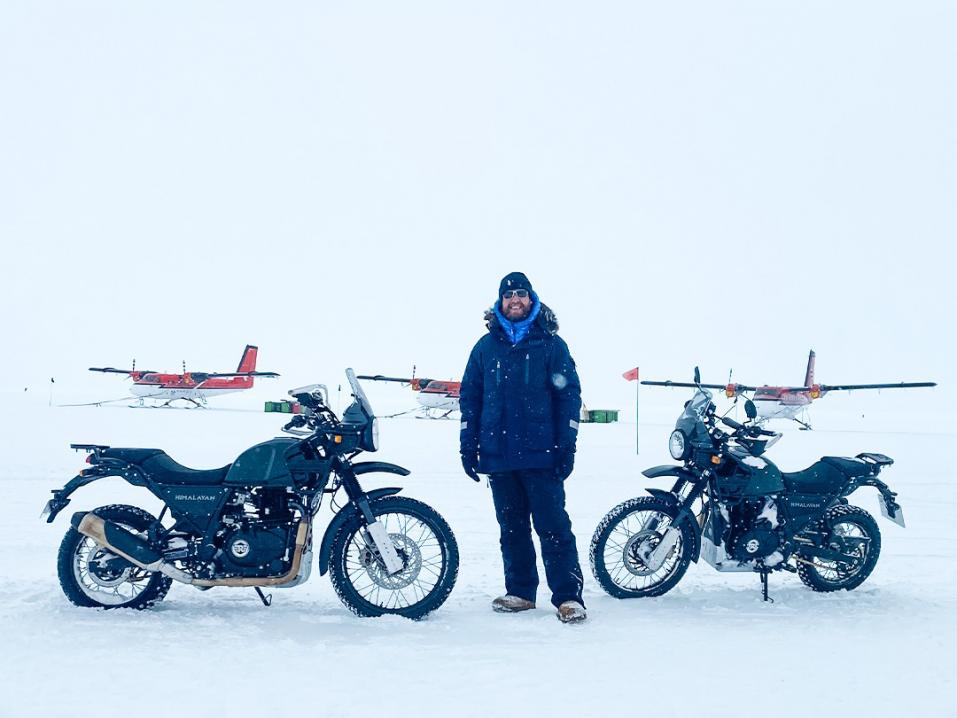 Royal Enfield Himalayanit tasamaalla Etelänavalla.