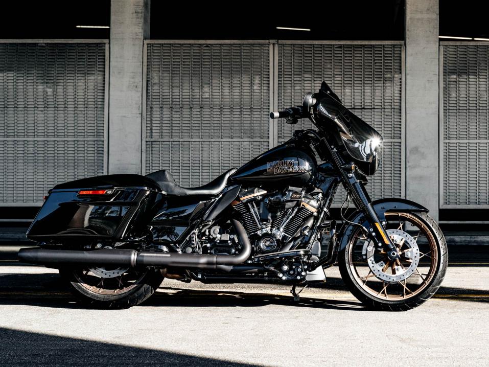 Harley-Davidson Street Glide ST. Emme tiedä, miten lähellä kuvan mallia varastettu pyörä on, sillä emme tiedä sen väritystä emmekä vuosimallia.