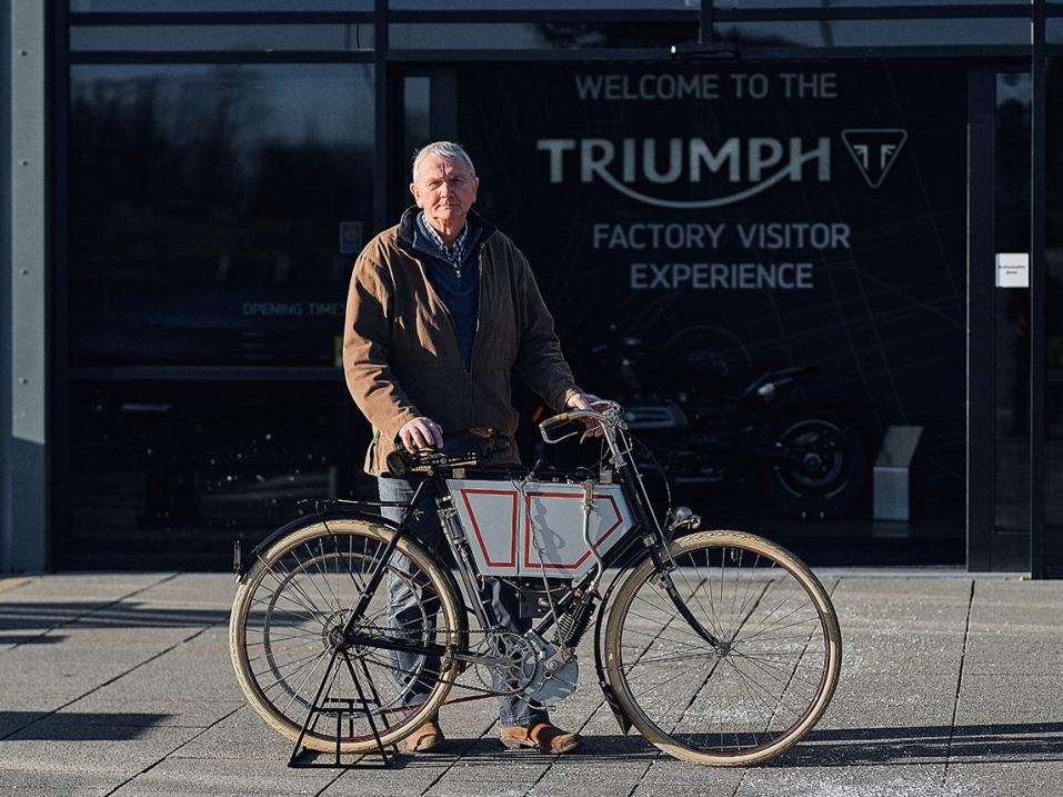 Triumphin prototyyppi vuodelta 1901 sekä sen löytäjä ja entisöijä Dick Shepherd.