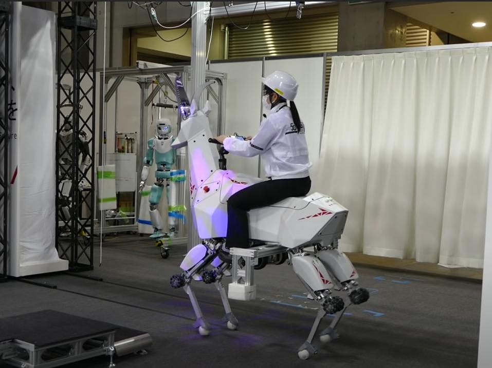 Nainen ratsastamassa Kawasakin sähköisellä robottivuohella.