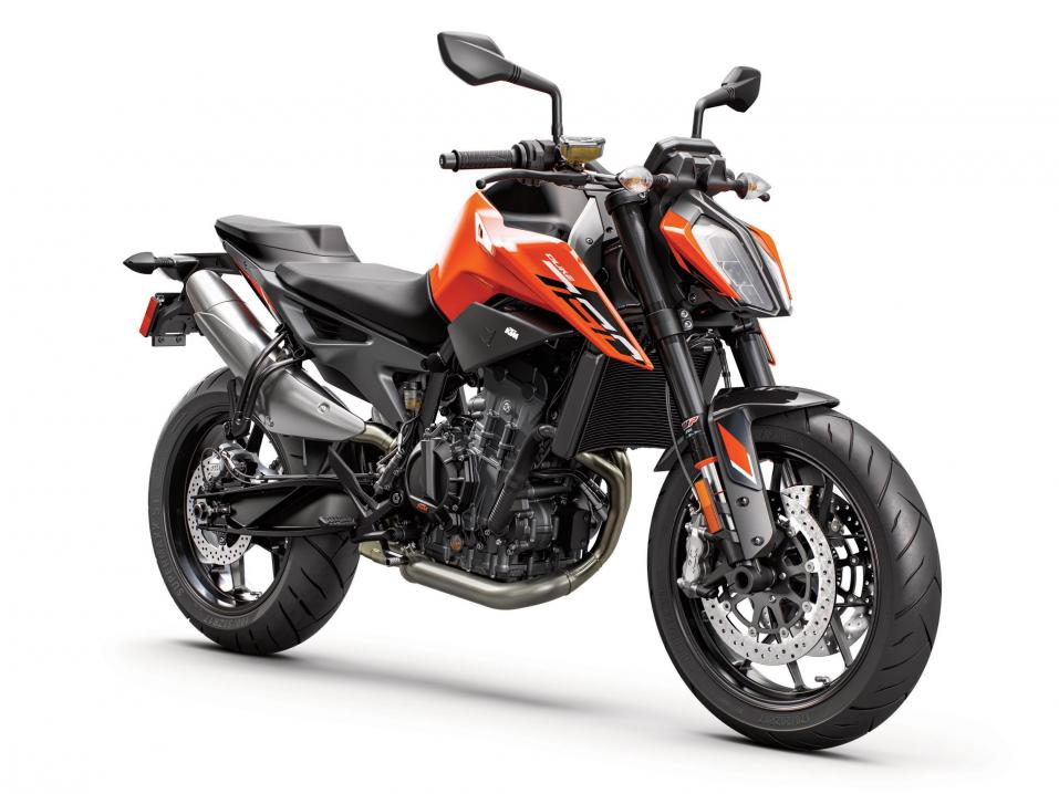 KTM 790 Duke vuosimallia 2022.