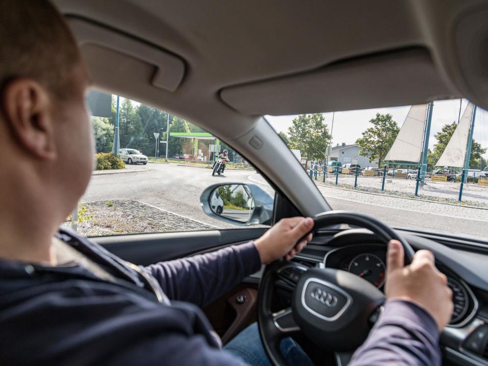 <p>Kuvassa kuljettaja antaa tilaa liikenneympyrässä ajavalle moottoripyöräilijälle. Moottoripyörät liikkuvat samalla nopeudella kuin autot, mutta niitä on pienen kokonsa vuoksi vaikeampi havaita. Sopiva tilannenopeus, huolellinen havainnointi ja riittävä turvaväli helpottavat ennakointia. Kuva: Ville-Veikko Heinonen / Liikenneturva.</p>