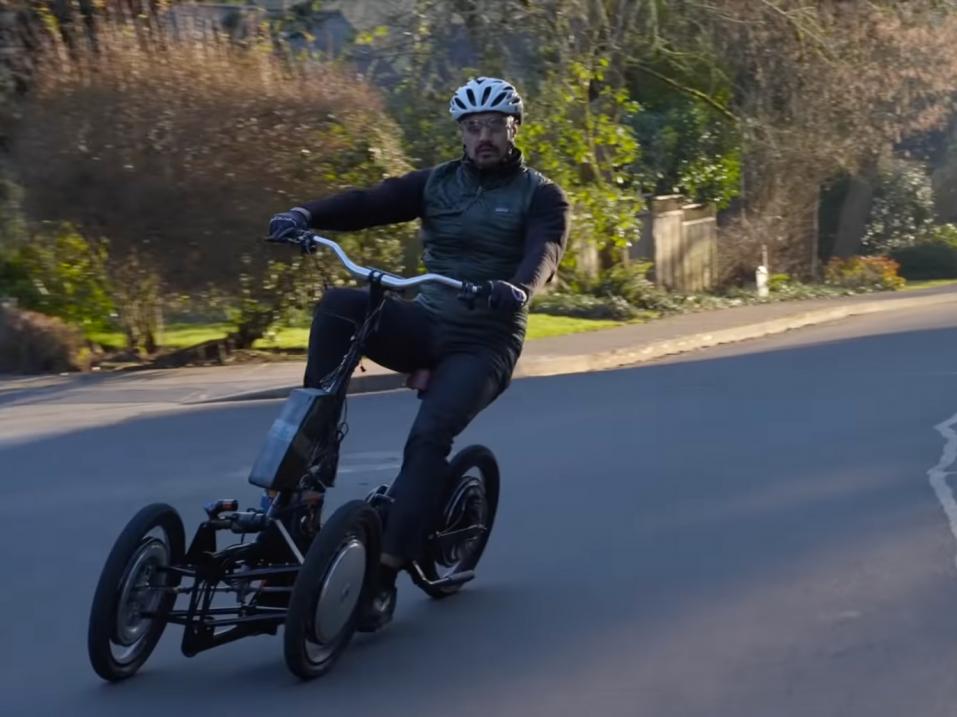 Arcimoto Mean Lean Machine. Kallisteltava e-trike kolmella napamoottorilla.