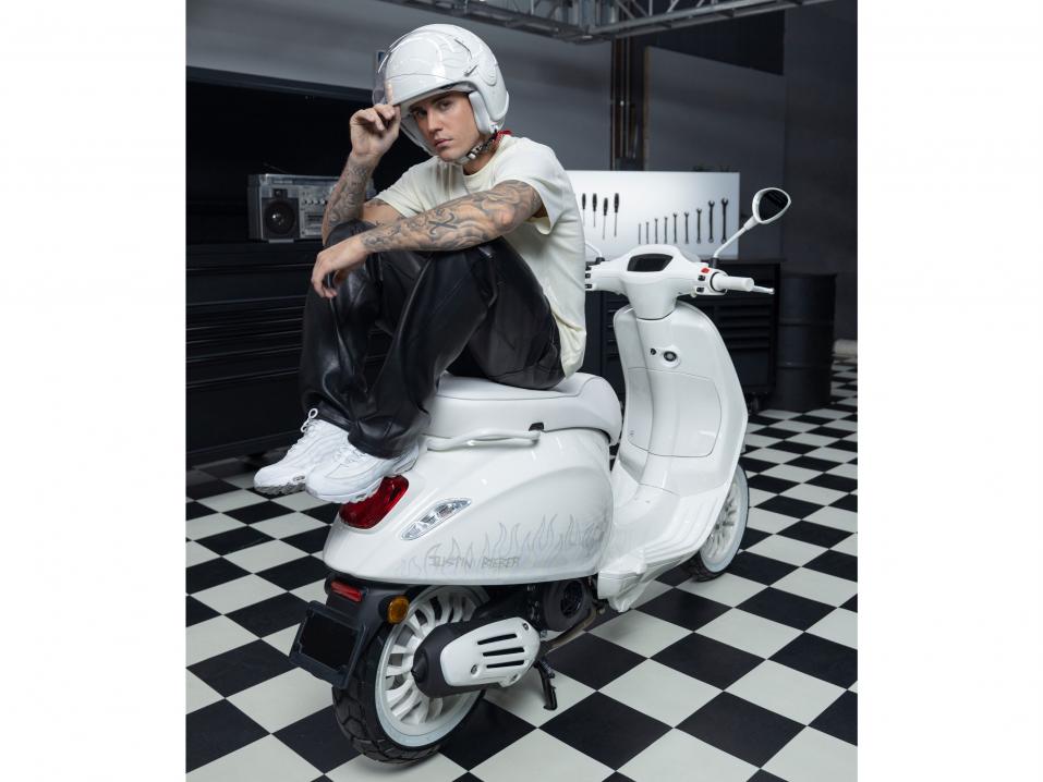 Justin Bieber ja Justin Bieber X Vespa. Kyse on popikonin itse ideoimasta ja suunnittelemasta skootterista.