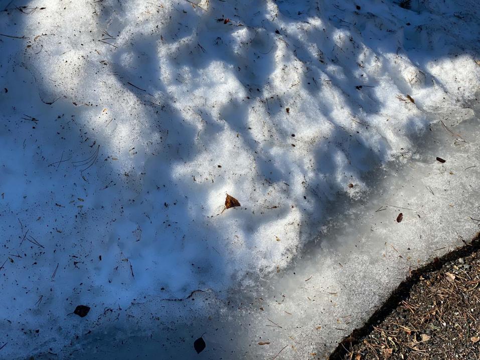 Kuvituskuva: keväistä lunta ja jäätä.