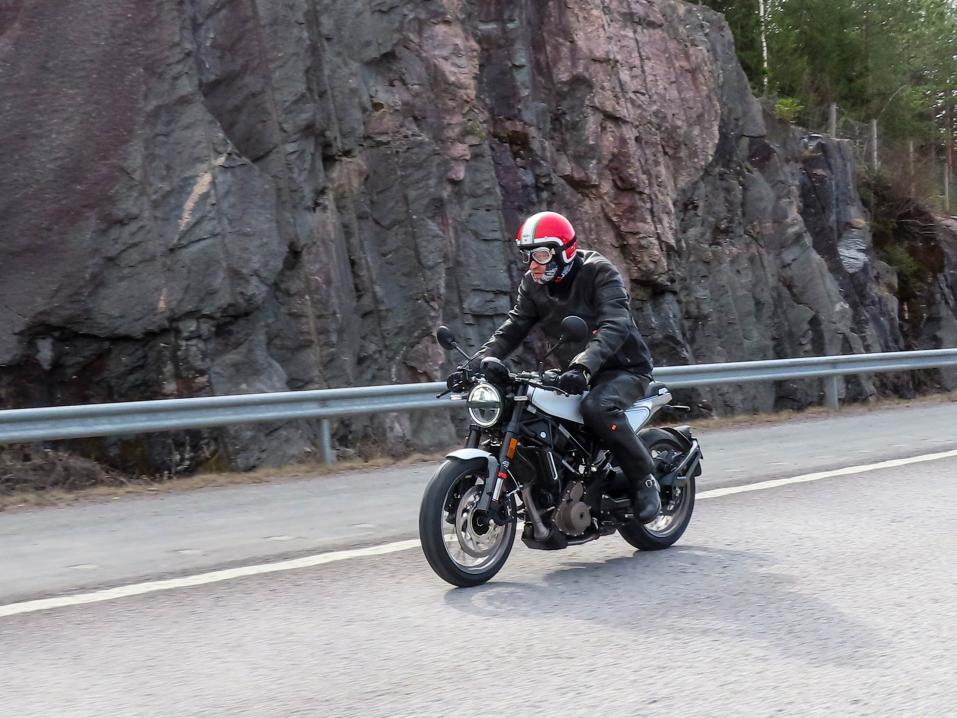 <p>Vitpilen 401 on todella pienikokoinen, jakaahan se saman runkorakenteen 125 cc mallin kanssa. Silti sillä pystyy sujuvasti ajamaan jopa 190 cm pituinen henkilö. Kuva Matti Kivinen.</p>