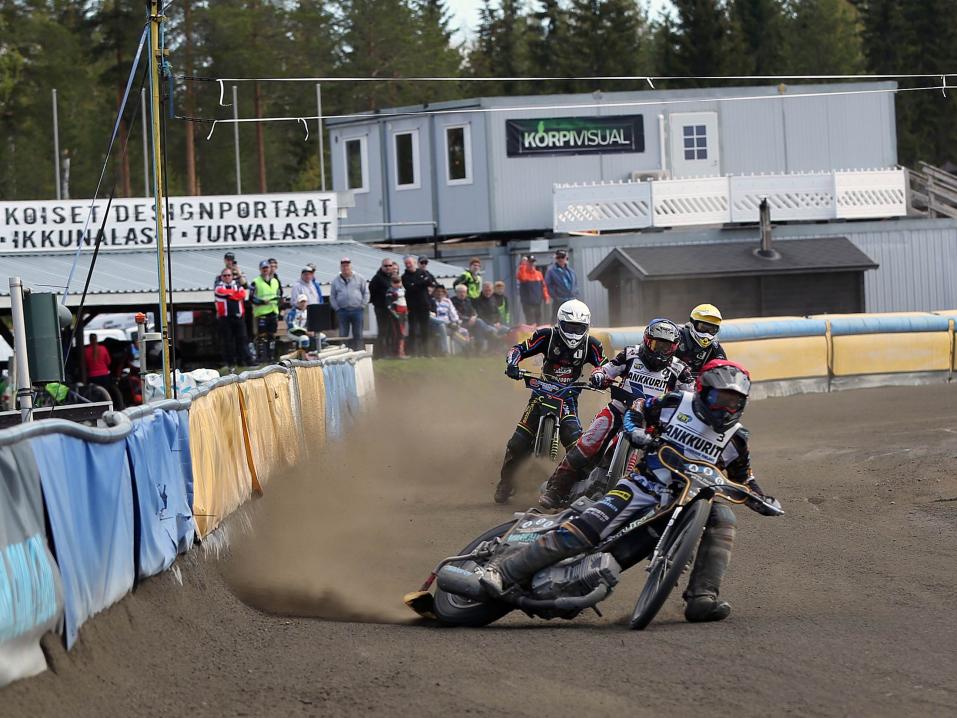 <p>Kuvassa Jesse Mustonen takanaan Niklas Säyriö ajamassa Ankkureita Suomi-sarjan pariajon voittoon. Kuva Timo Eronen.</p>