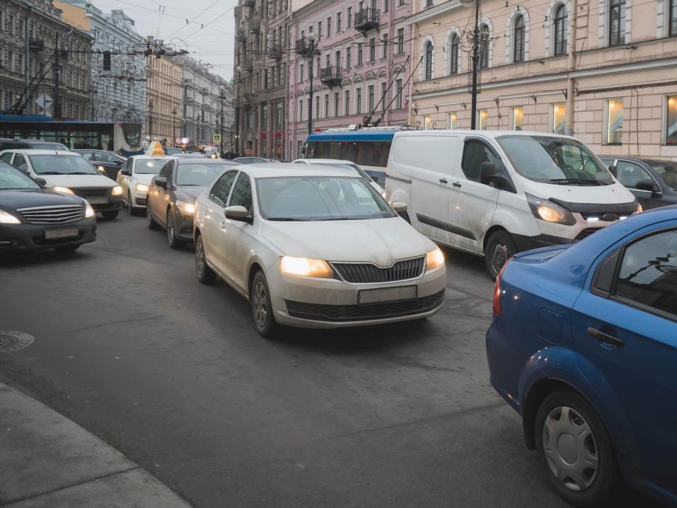 Liikennettä Pietarissa. Suomalaisella liikennevakuutuksella ei voi matkustaa Venäjälle ja Valko-Venäjälle kesäkuusta 2023 alkaen. Kuva: Mostphotos.