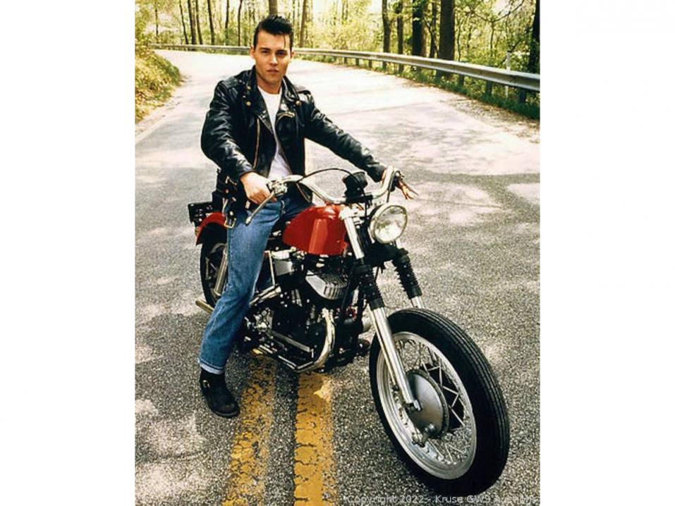 Johnny Depp ja Itkupilli- eli Cry-Baby-elokuvassa käytetty 1955 Harley-Davidson Model K.