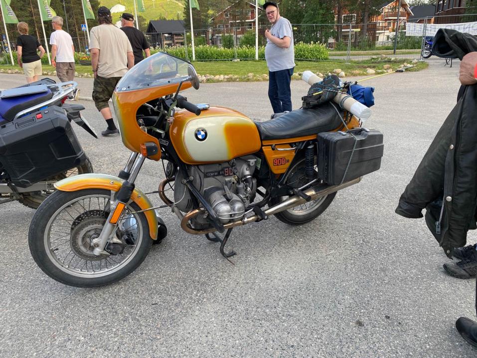 Harri Honkasen harvinaisen värinen 1975 BMW R 90 S.