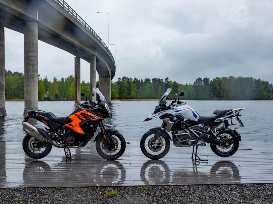 Saammeko esitellä: kaksi tosikovaa adventurepyörää, KTM 1290 Super Adventure ja BMW R 1250 GS, nokkapokassa.