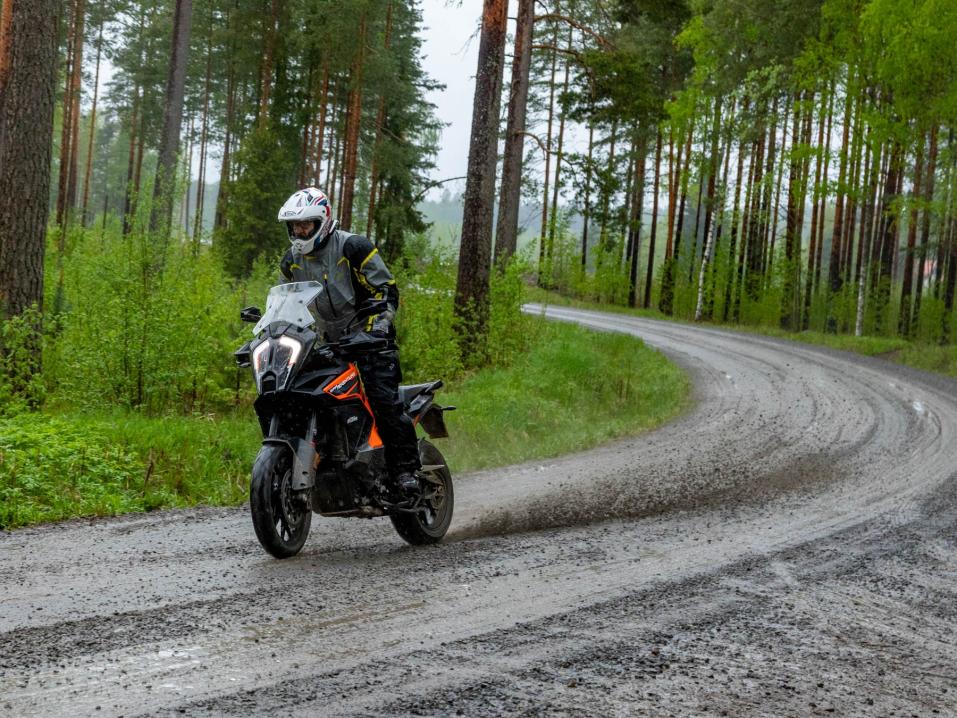 Pikkuisen sladia ja KTM. Savinen kylätie ja sadetta on mielenkiintoinen yhdistelmä. Kuva Antti Tuomela.