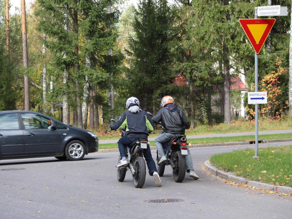 <p>Mopoilu on tärkeä ensiaskel nuorten opetellessa moottoriliikenteen sääntöjä ja omaksuessa turvallisia liikenneasenteita. Kuva: Kaisa Tanskanen / Liikenneturva.</p>