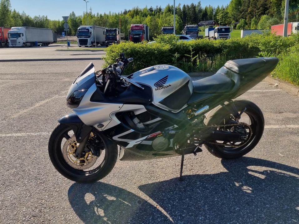 Kuvissa varastettu Honda CBR600F.