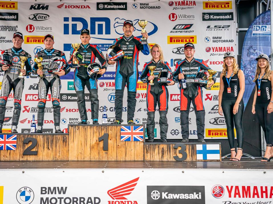 Kolme kovaa kaksikkoa podiumilla. Tässä erässä pronssia nappasivat Pekka ja Ilse.