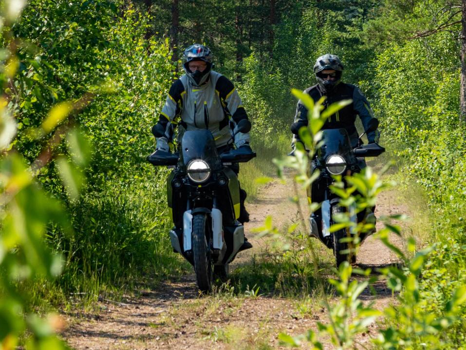 Anssi Kivinen ja Juha Salminen vauhdissa. Alla Husqvarna 901 Nordenit.